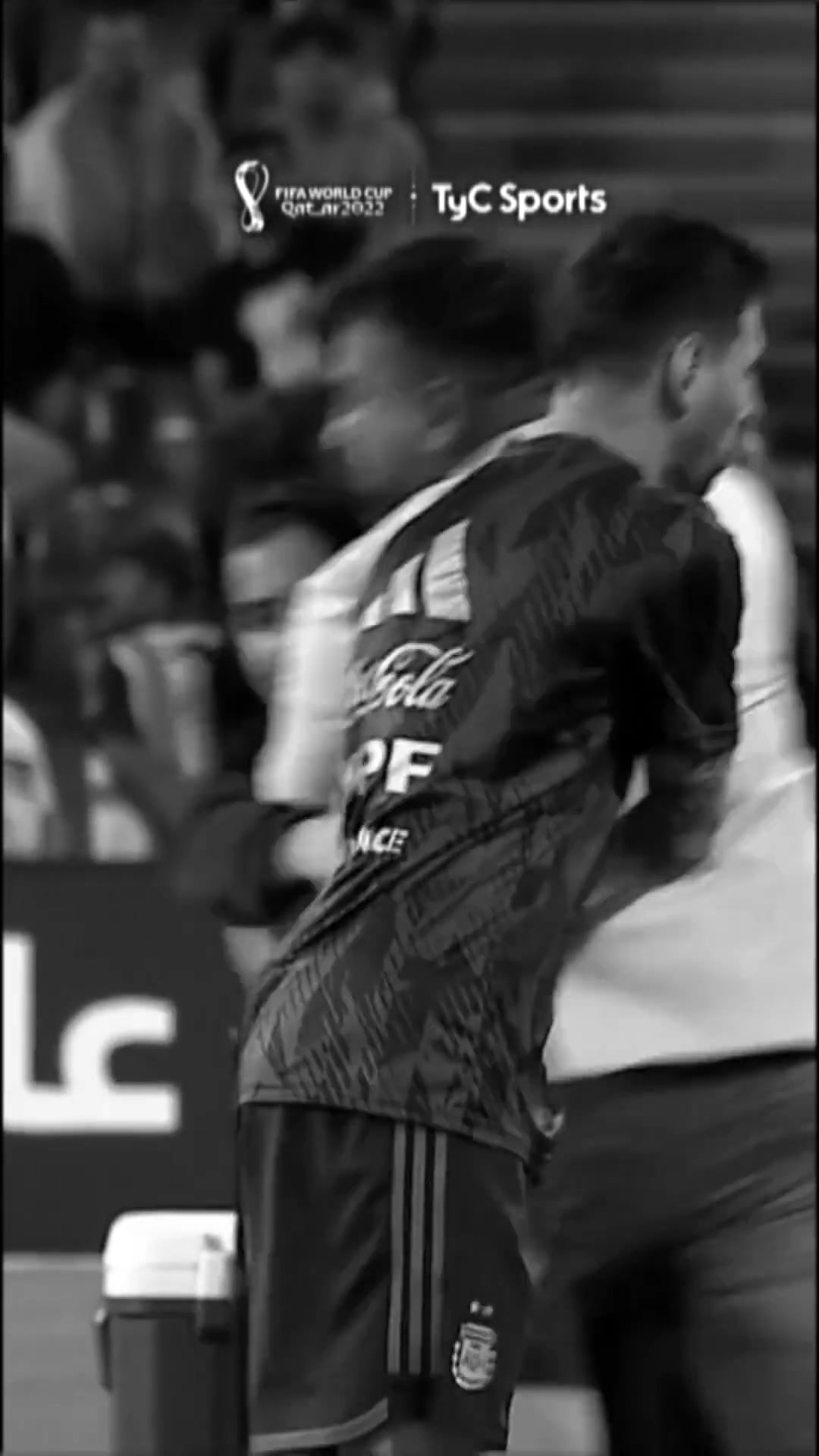 【视频】奉为圭皋！名场面：梅西普通的训练课，多位球迷试图冲场