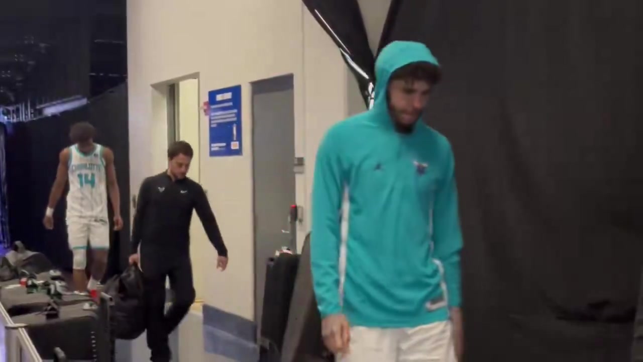 【篮球】和季后赛只有一步之遥！黄蜂输给魔术赛后，球员落寞走入球员通道