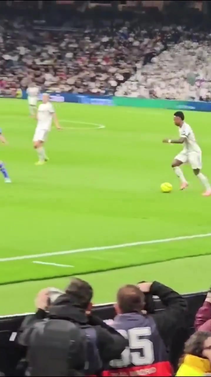 【西甲】在和谁说话？现场直拍：维尼修斯过人失败，和场外的人抱