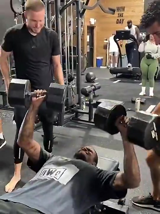  【你怎么看？】杰伦·格林用两个43公斤哑铃做卧推，有吧友能超过他吗？