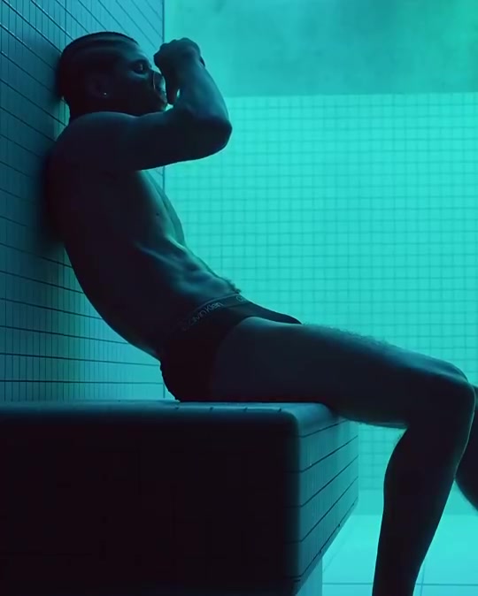 [杰伦·格林]穿这么性感！杰伦·格林此前为CK拍摄内衣写真，这身材如何？