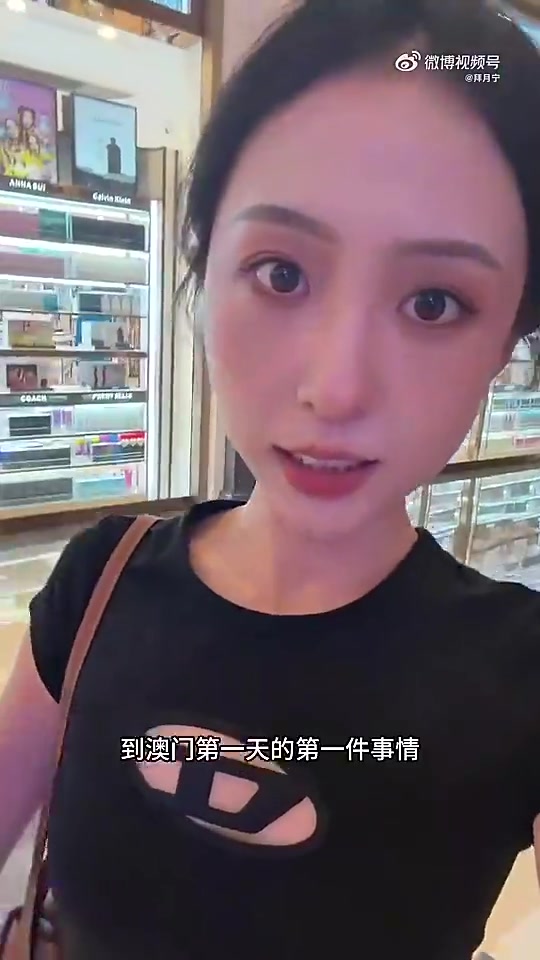 [值得一看]为人和善~美女主持拜月宁曾逮到闲逛的杰伦·格林