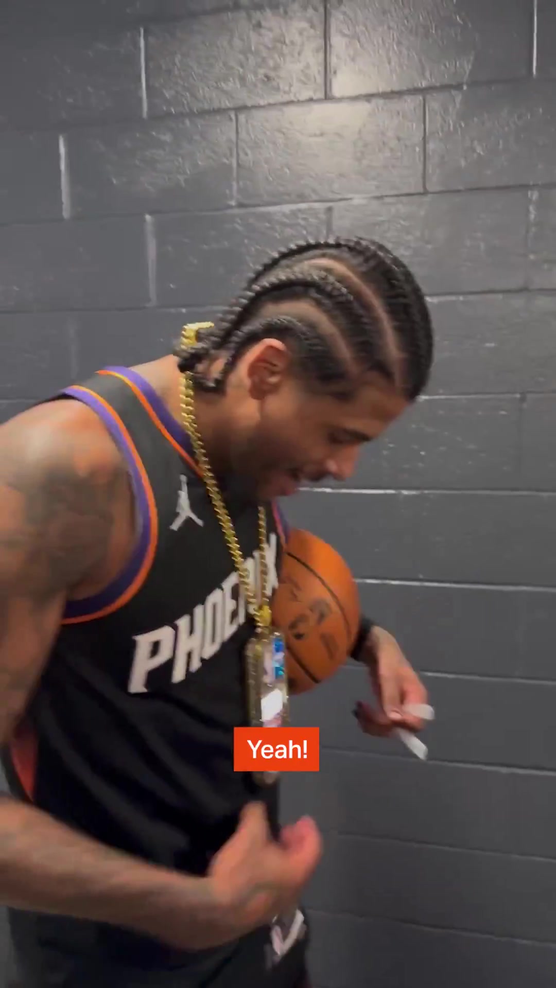 [杰伦·格林]赛后杰伦·格林戴上本场关键球员手机项链，狄龙&布克激情庆祝！