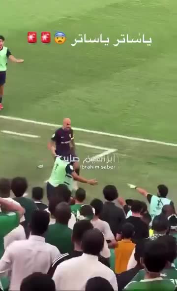【球迷看点】恶心！吉达联合球员怒踢场边的医护工作人员