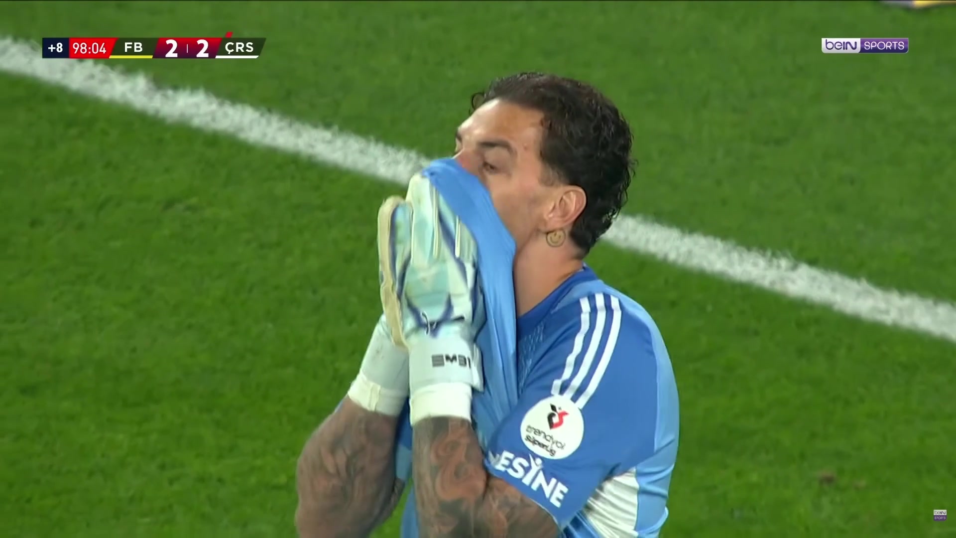 【体育头条】也算是开眼了！在足球场上见到了“后仰跳头”绝平