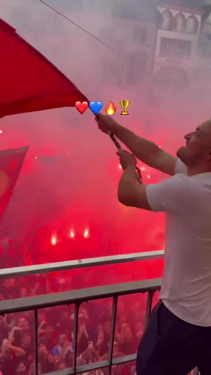 【体育头条】赢得了8年来的首个联赛冠军！巴塞尔球迷向沙奇里致