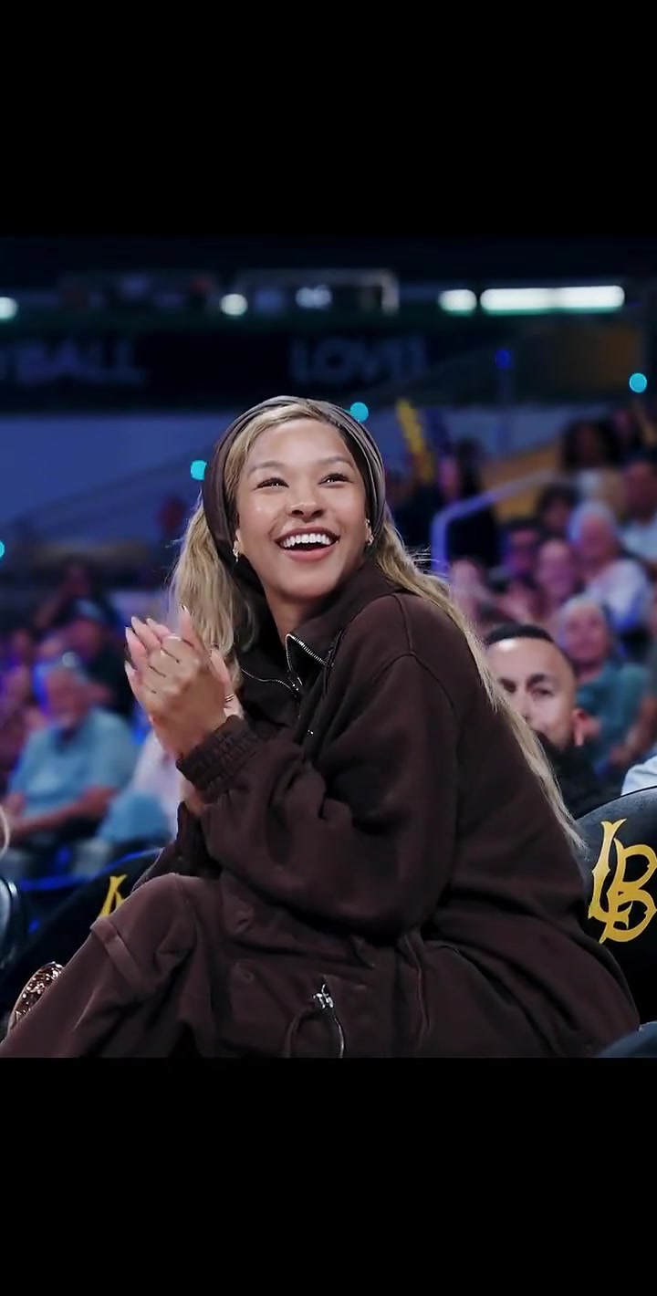 [球迷看点]“詹嫂又美了～萨瓦纳今日陪同女儿朱莉现身女排比赛