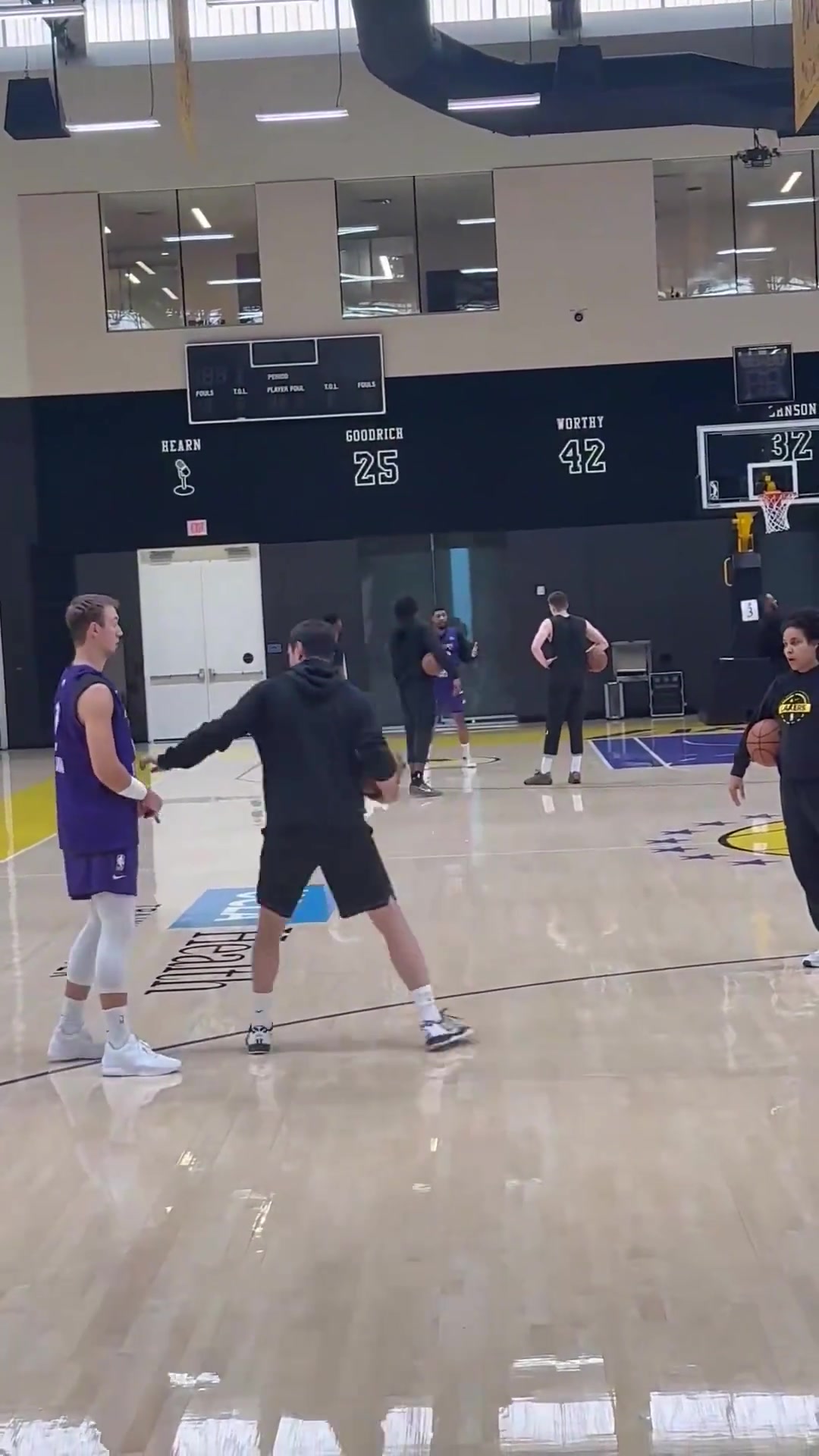 【话题】湖人队训练...这是在练什么突破技巧