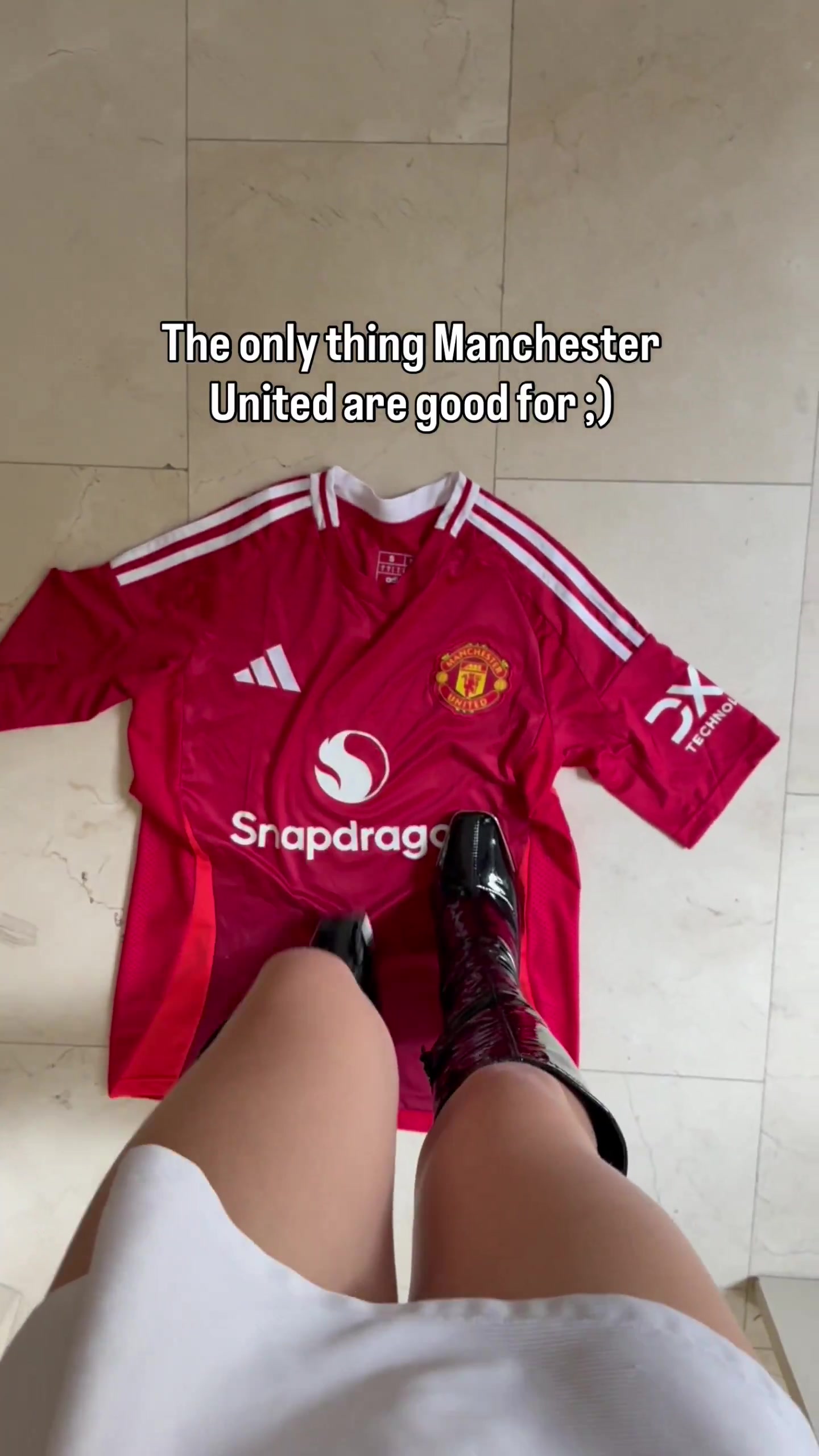 切尔西成人女星粉丝踩踏曼联球衣引发众怒