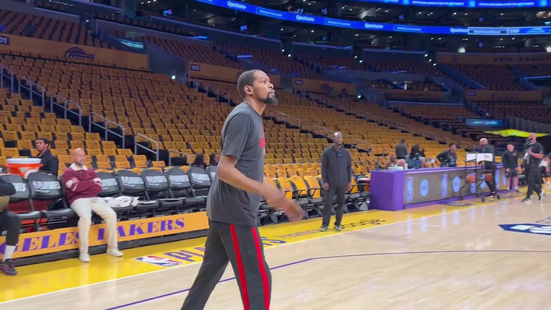 【今日球场视频】杜兰特赛前投篮热身训练，看上去不像膝盖有伤啊