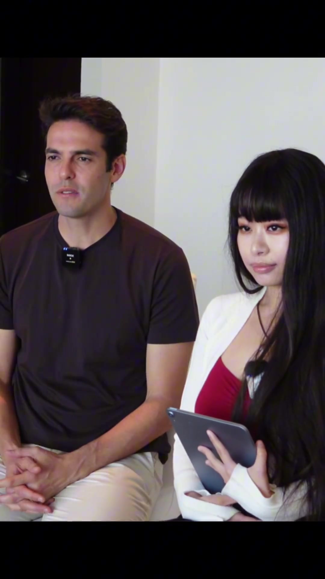 【精彩剪辑】大老师和卡卡同框出镜，忘词的卡卡还偷看了一眼提示板~