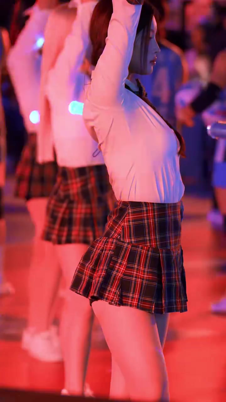 【美女】制服搭配来了！韩国啦啦队美女队长金正元！犀利的眼神~