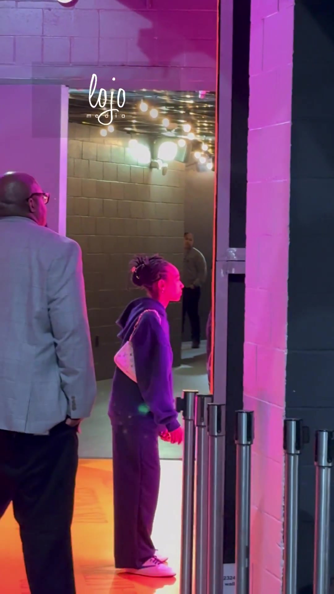 【体育视频】G1拿下火箭！小朱莉&布莱斯在球员通道等着老爸得胜归来！