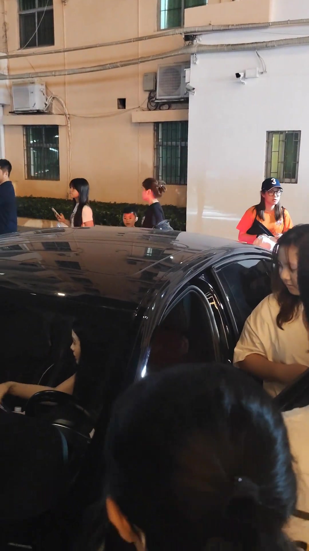 [视频/集锦]徐杰不在！女朋友代签太帅了吧 只帮小朋球迷签名