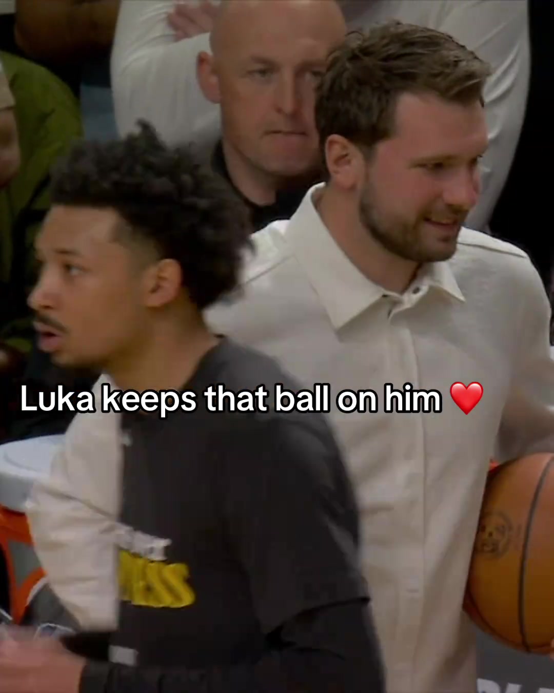 [集锦]因伤缺席的东契奇赛前为湖人球员加油打气！！