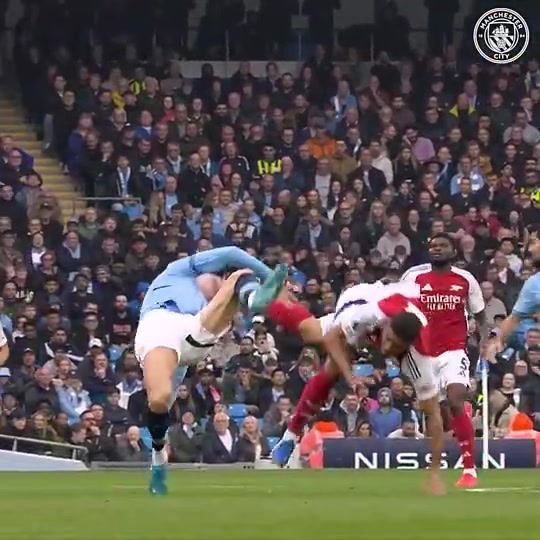 【英超】恐怖冲击力！曼城官推：哈兰德两次撞翻阿森纳球员