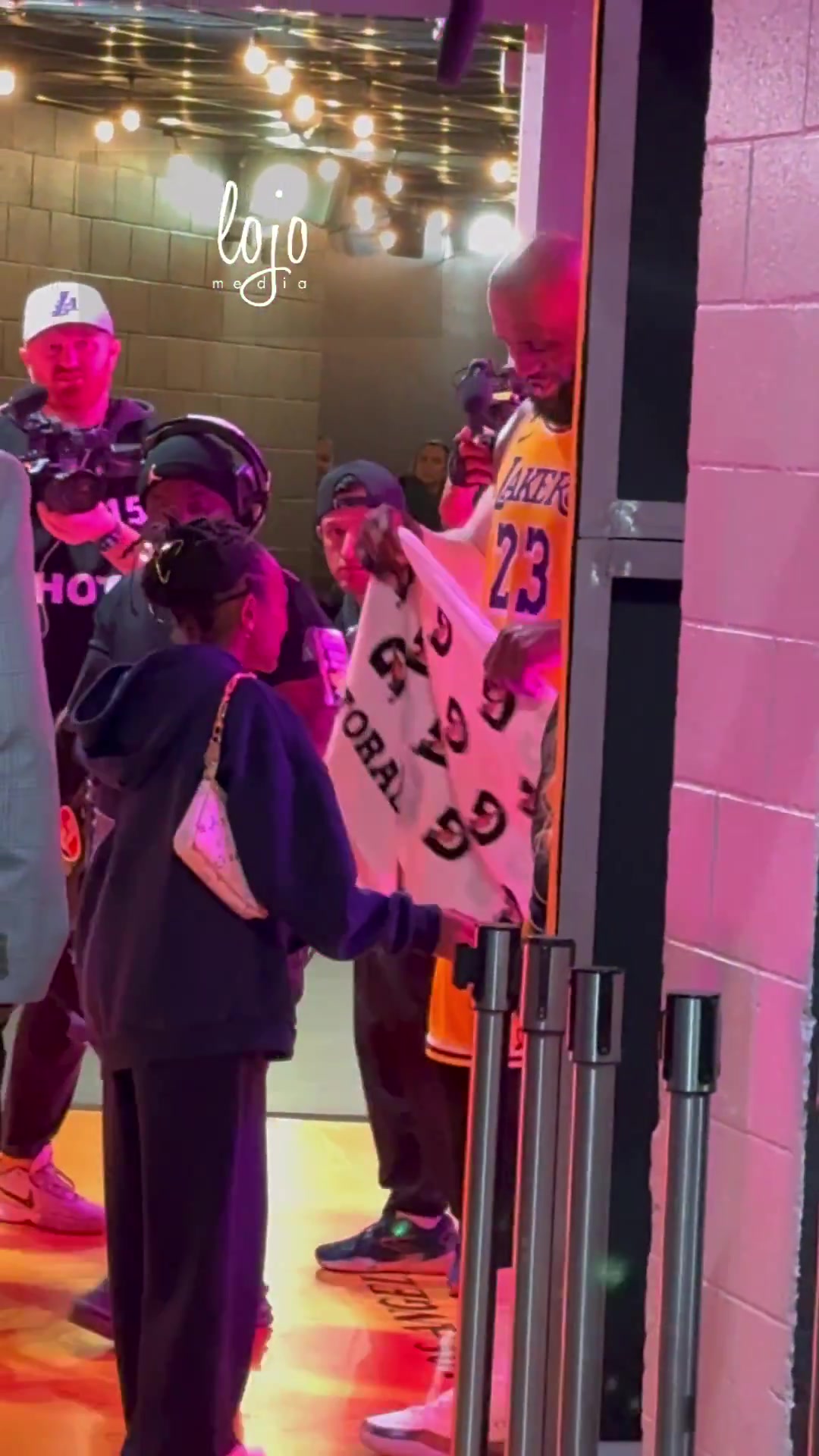 【赛场新说】细心老父亲老詹与女儿拥抱，先用毛巾挡住臭汗