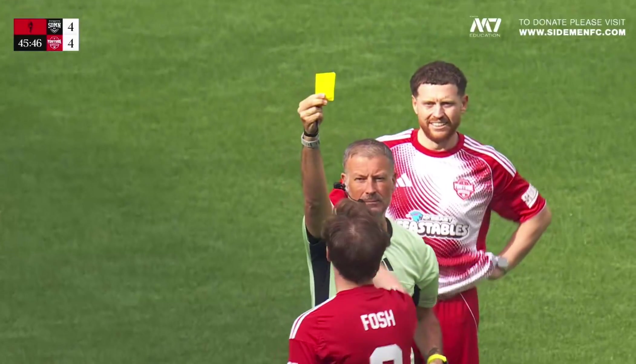 【关键时刻】足球场上球员给裁判变魔术，你见过吗？