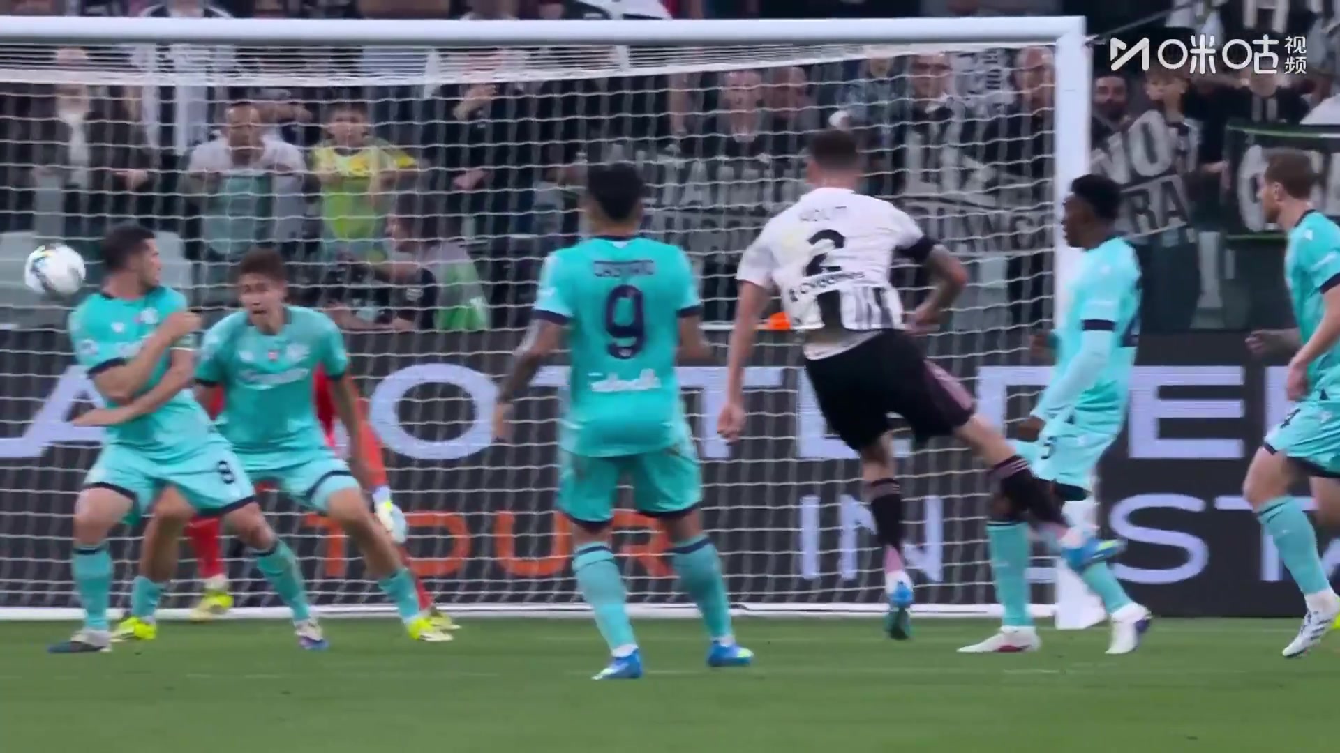 太可惜了！霍尔姆弧顶处直接抽射击中横梁弹出！