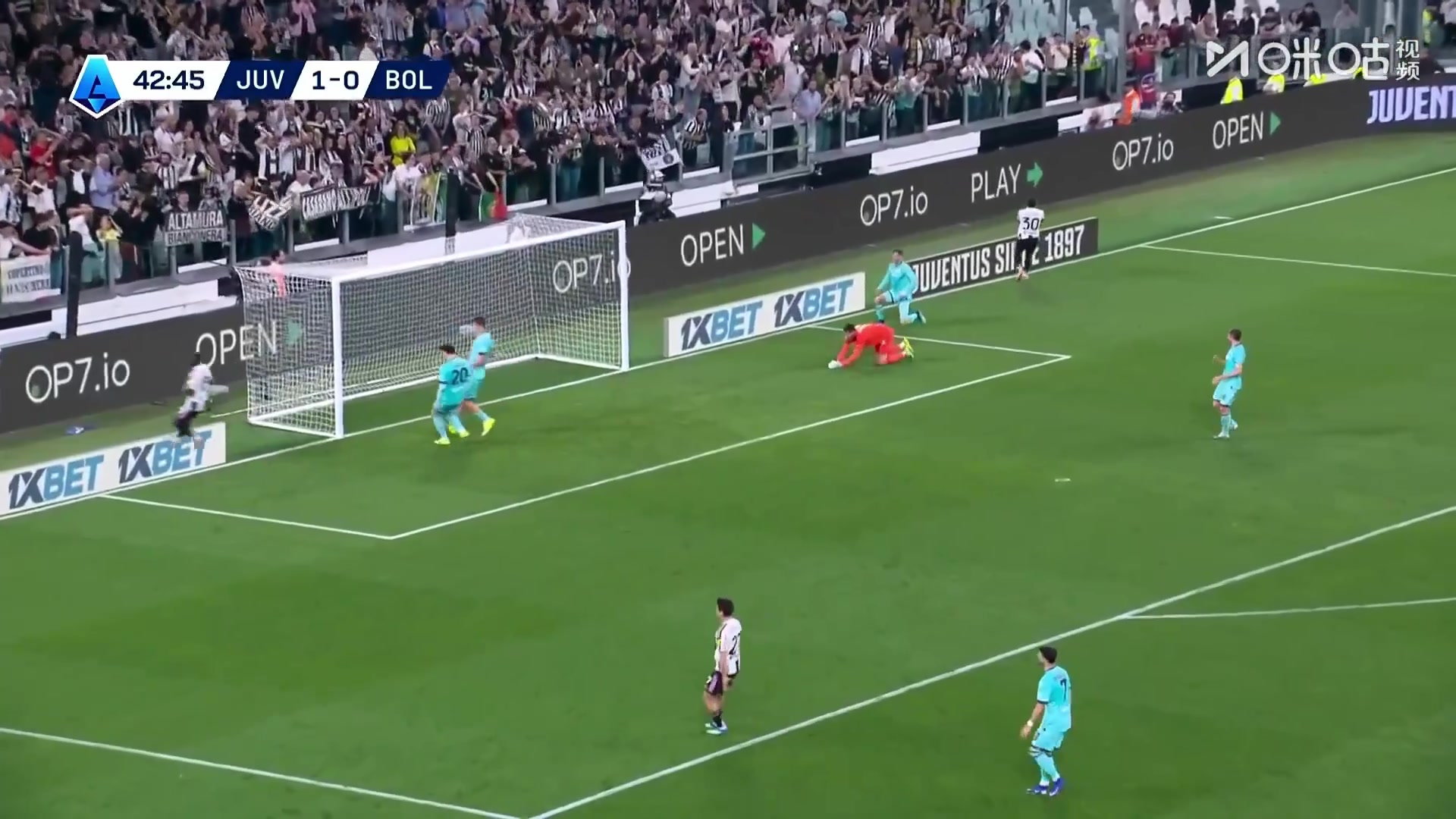 孔塞桑送精妙直塞！戴维跟进推射远角擦柱而出！