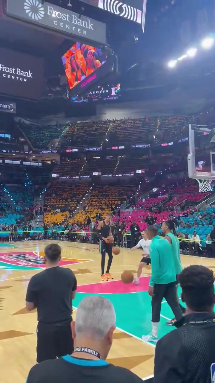  [马刺]这腿看着真细啊！文班赛前罚球练习备战季后赛！