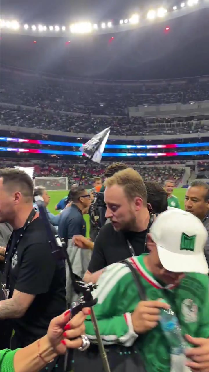 [有道理嘛?]谁的青春DNA动了？卡卡现身看台引发迷妹狂欢，