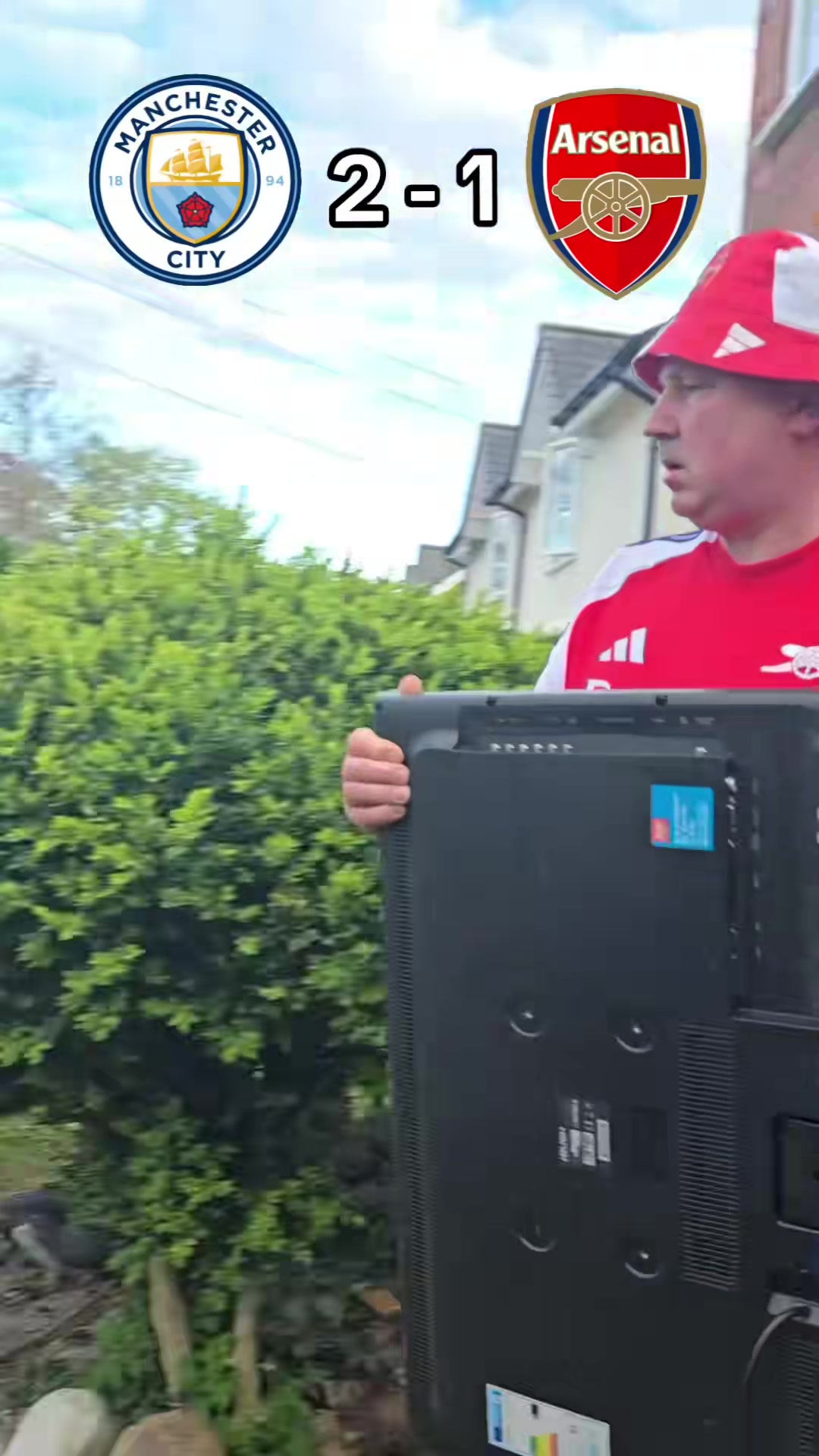 【足球】心态崩了！国外阿森纳球迷直接把电视机砸了，还顺带踹了