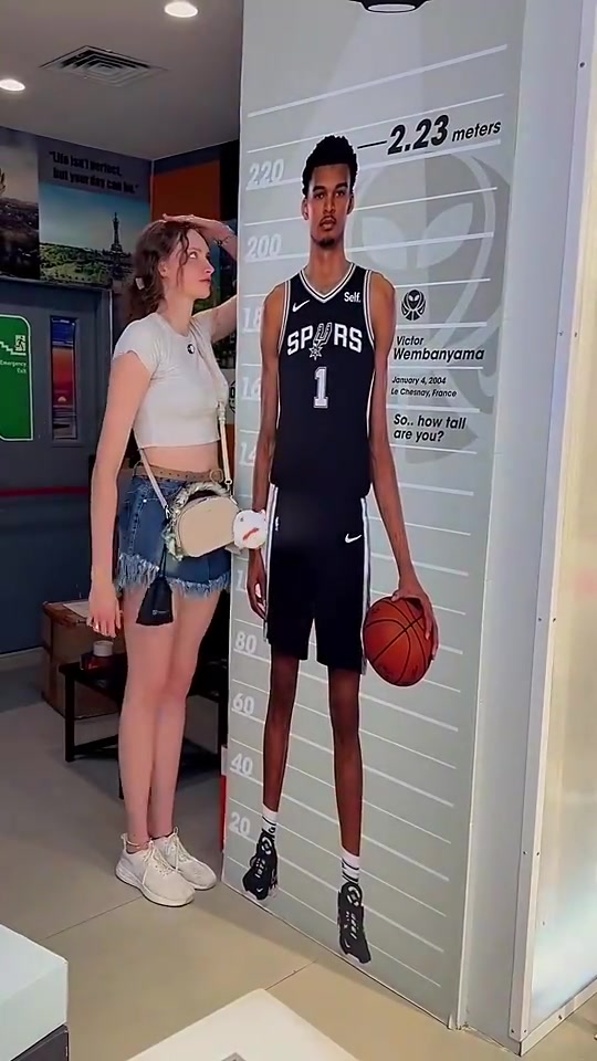 【视频/集锦】这个纸板不准？女巨人和文班亚马的身高纸板对比