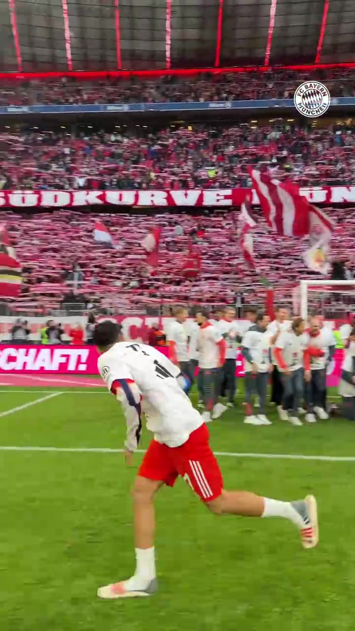 【足球】珠联璧合！拍大合影时提前开溜的迪亚斯！