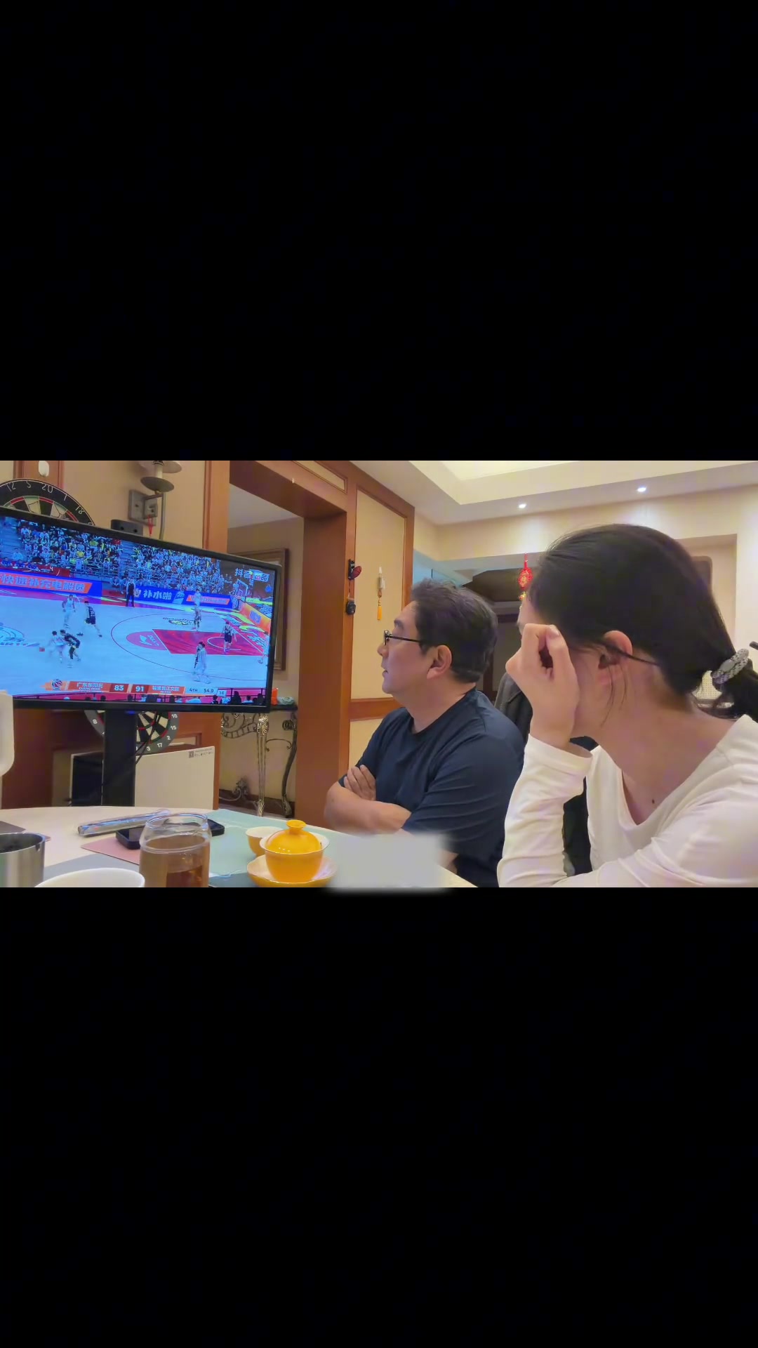 [CBA]老丈人给女婿加油！前天福建逆转广东，水均益和女儿一起在电视机前看邹阳比赛