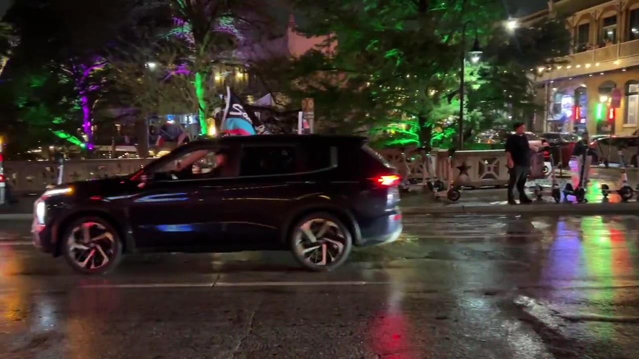 【马刺】时隔七年重返季后赛并取胜，大批马刺球迷开车上街鸣笛庆祝！