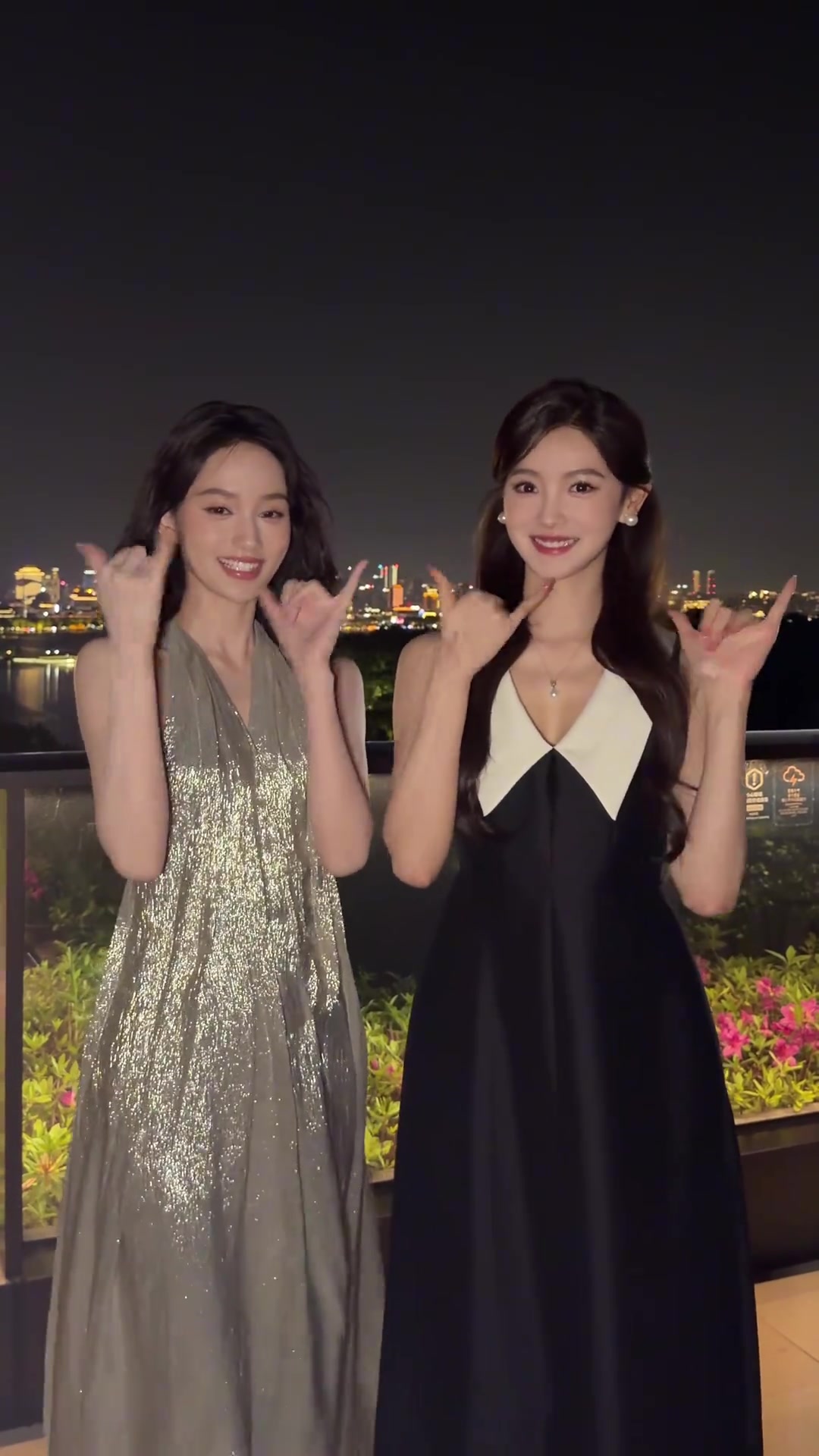 [体育头条]好看爱看！金佳悦晒与闺蜜手势舞，果然美女只和美女