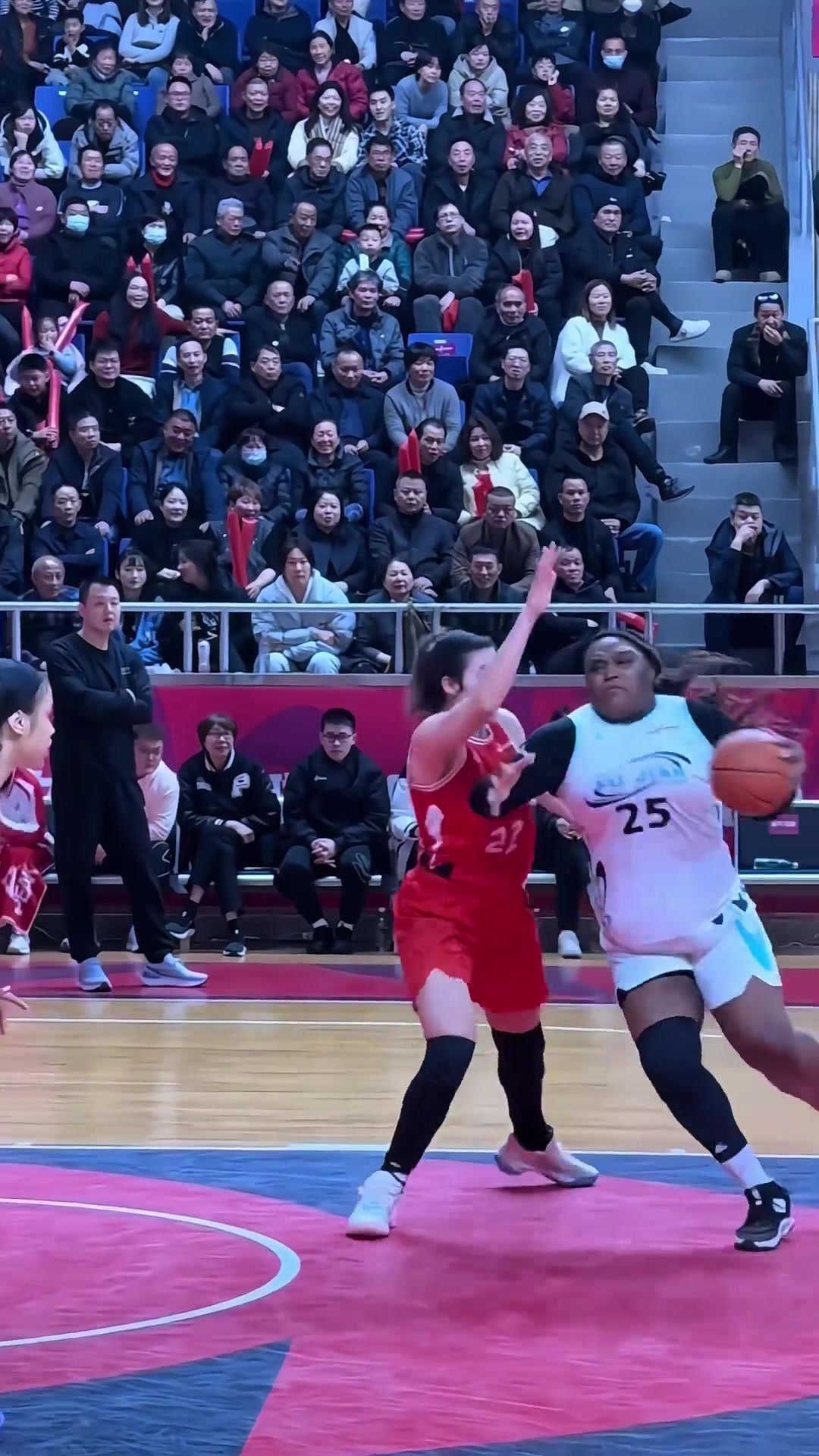 【篮球】大宝贝刘禹彤遇到对手了，这次竟然顶不动对方 