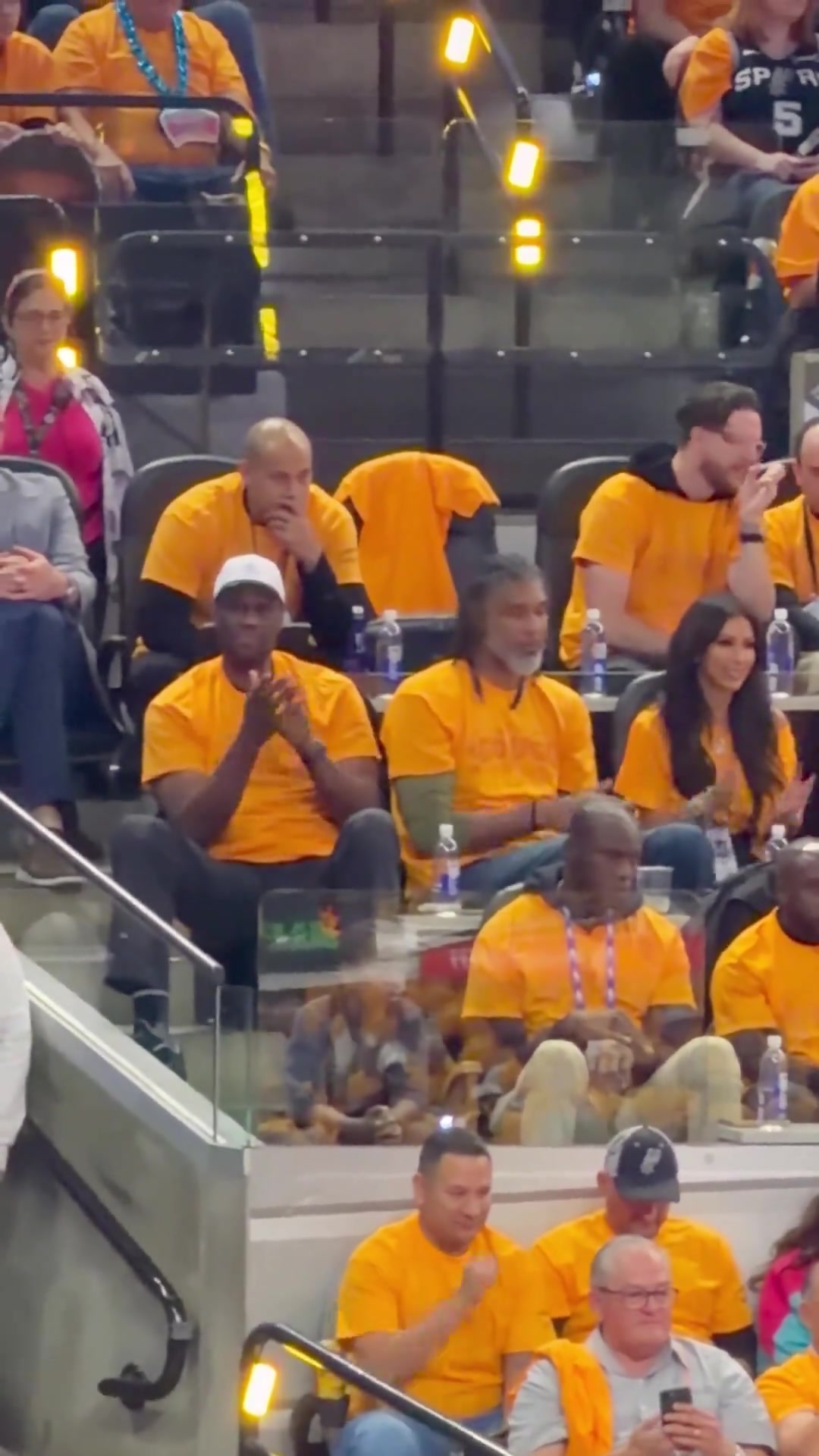 [有道理嘛?]马刺重返季后赛！马刺名宿邓肯和上将罗宾逊现场观