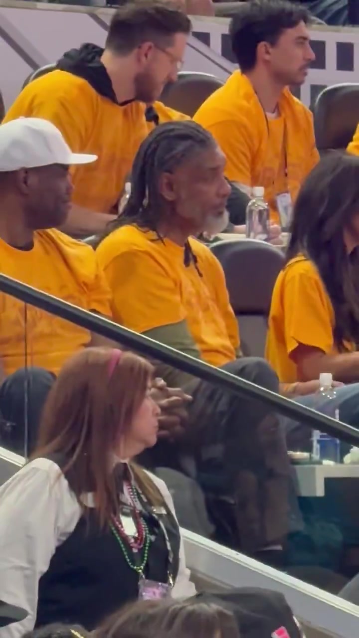 [今日影像]好家伙✌️！今天场边⬅️看球的这位白胡子老头竟然