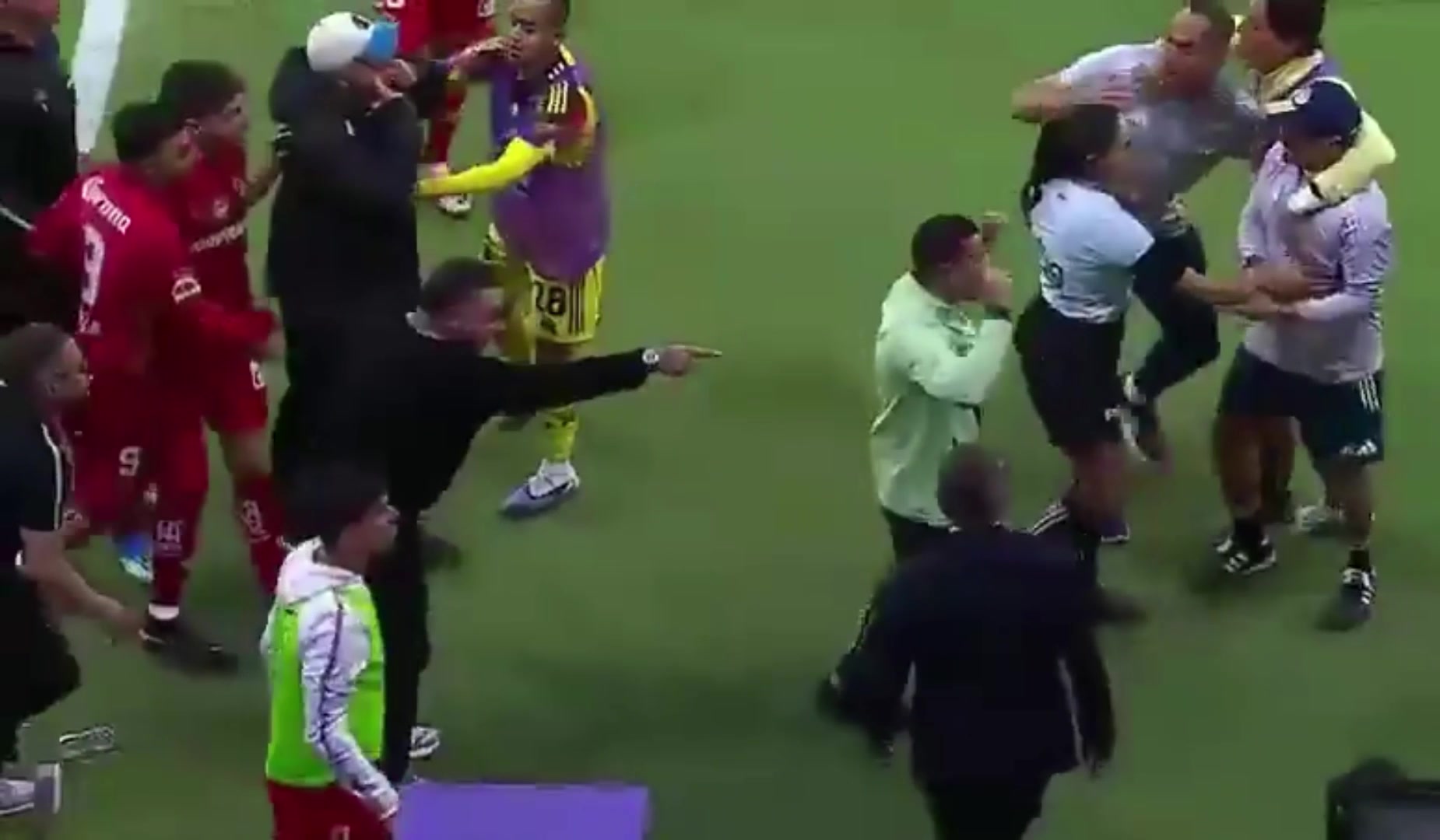 [花边]我的眼睛！墨西哥赛场出现粗俗一幕，主教练朝着对方教练