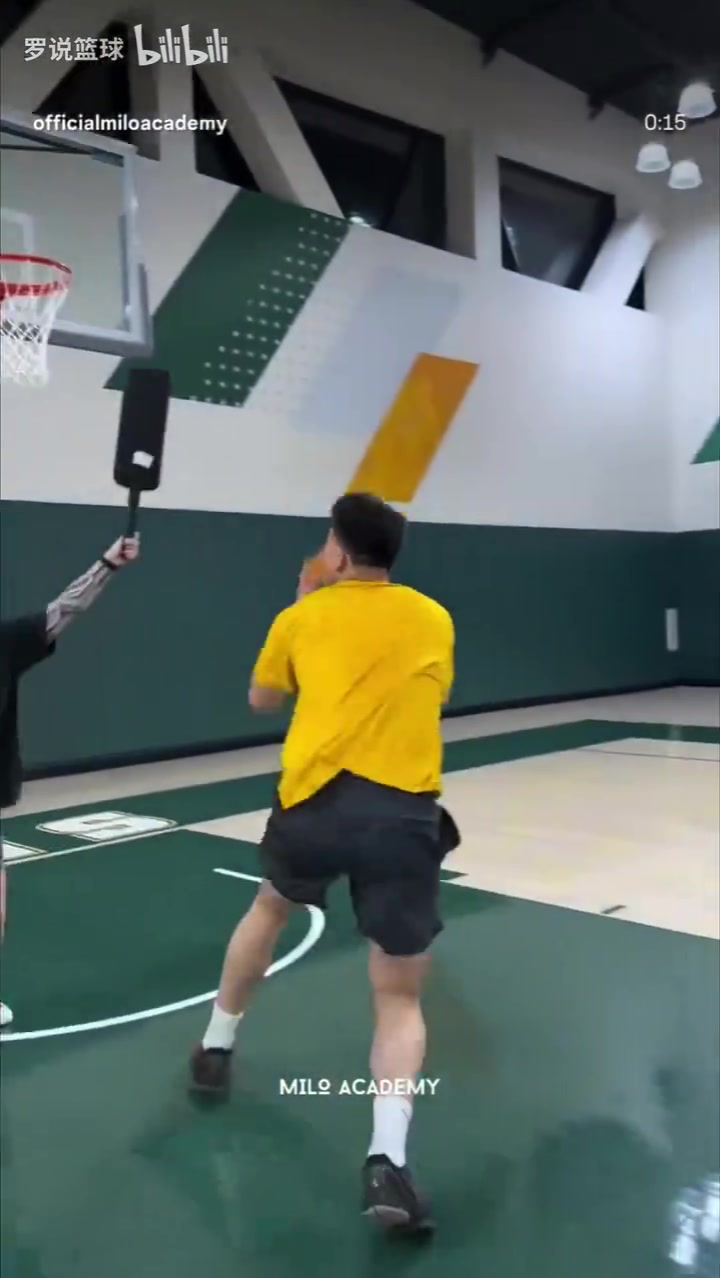 [精彩对决视频]王俊杰最新训练：秀霸气战斧劈扣！各种拉杆上篮