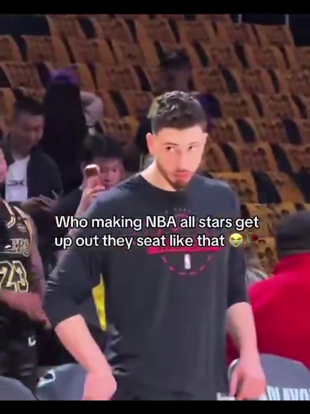 美媒晒申京小眼神：看到老詹来了迅速起立！但后者路过无表示~