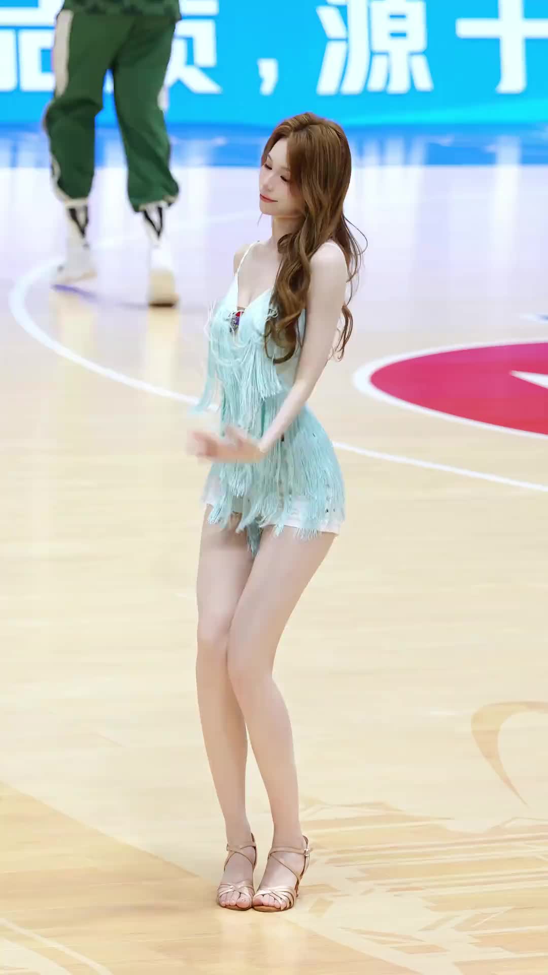 这身装扮养眼不CBA啦啦队的极品美女~