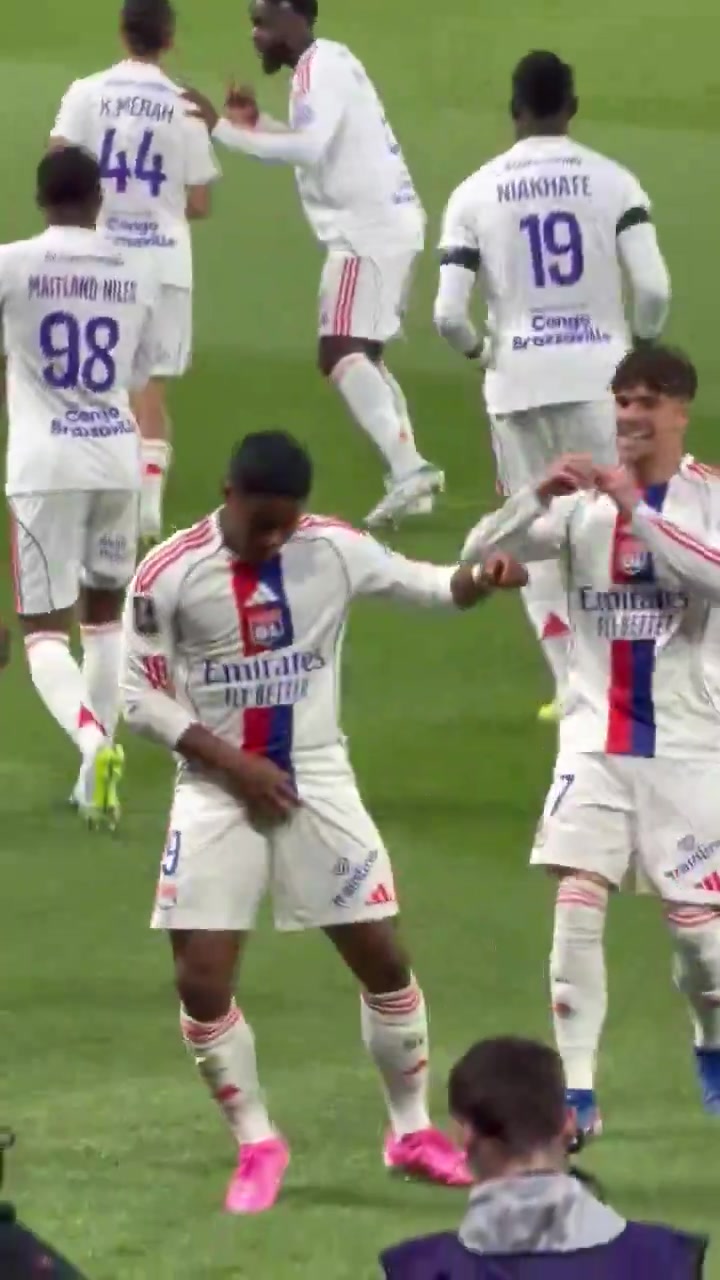 恩德里克胆子真大，竟然敢在大巴黎极端球迷面前这样庆祝