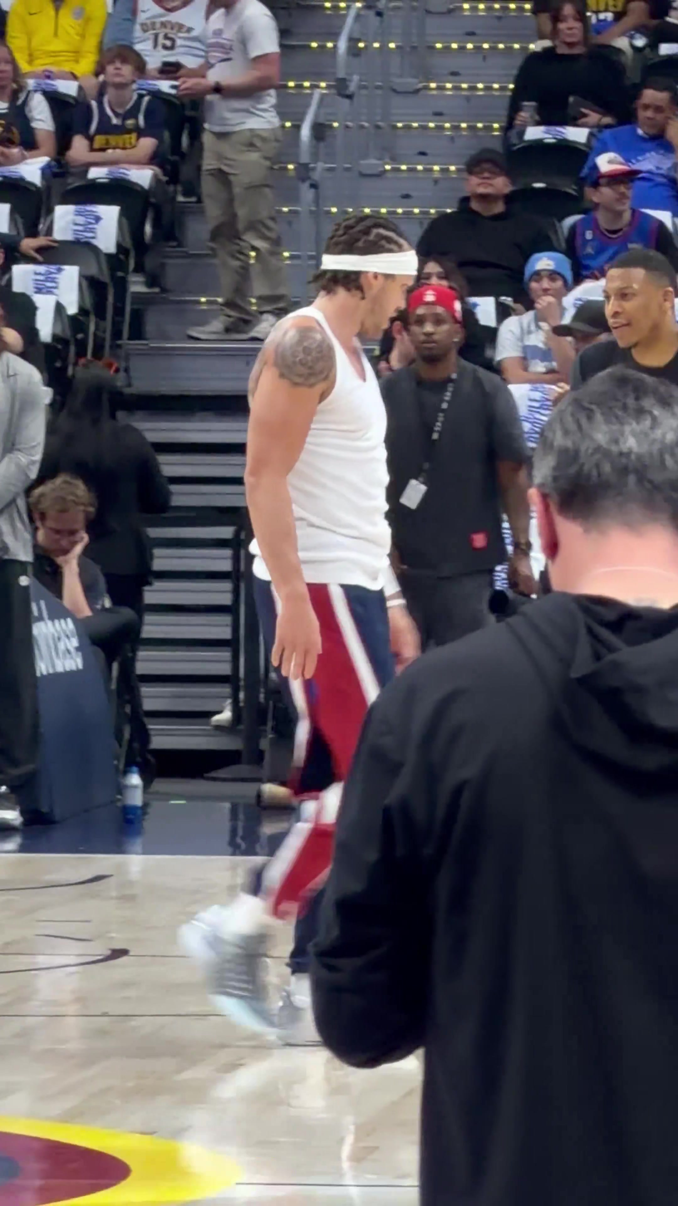 [体育视频]这身材是真不错~戈登赛前训练，白色背心非常显大体