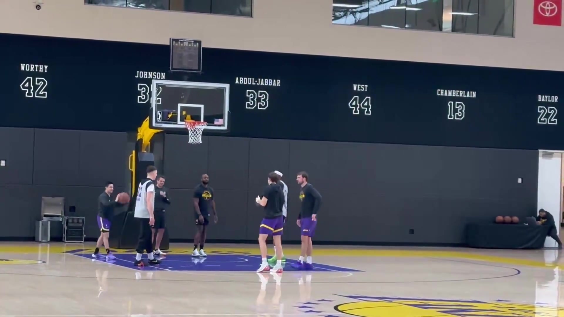 【湖人】➡️复出还有些日子？东契奇今天回归训练场 专职于捡球