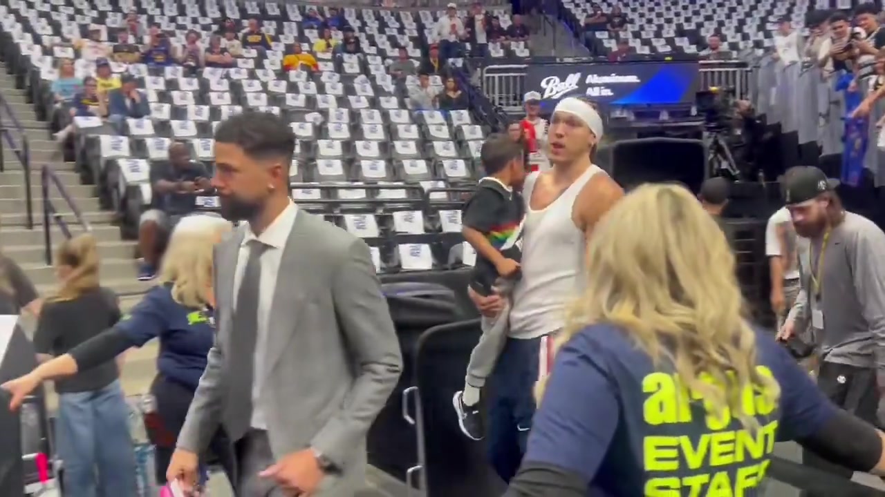 【表现集锦】好男人！阿隆-戈登带着两个侄子来到球场准备热身