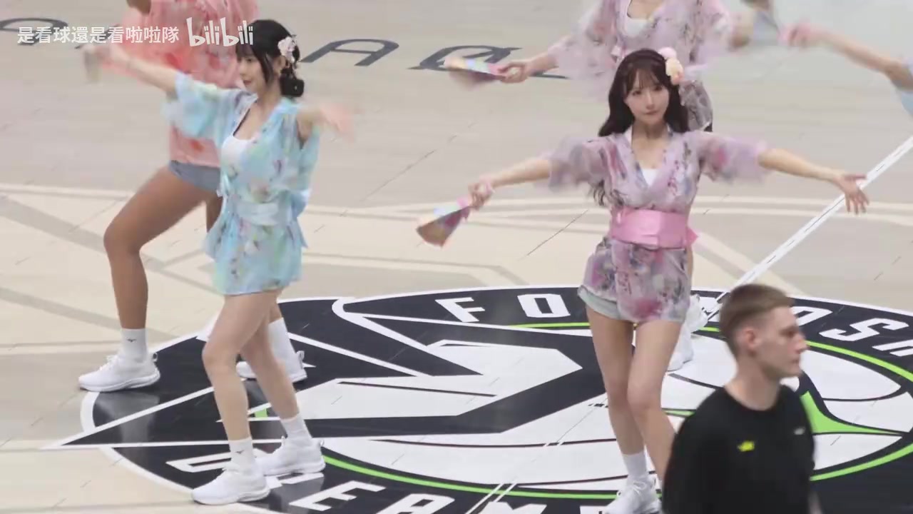 [球迷看点]经典服装！三上悠亚此前和台湾省啦啦队美女一起应援