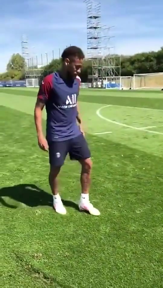 【值得一看】完美无瑕！来看内马尔巴黎时期的任意球训练！