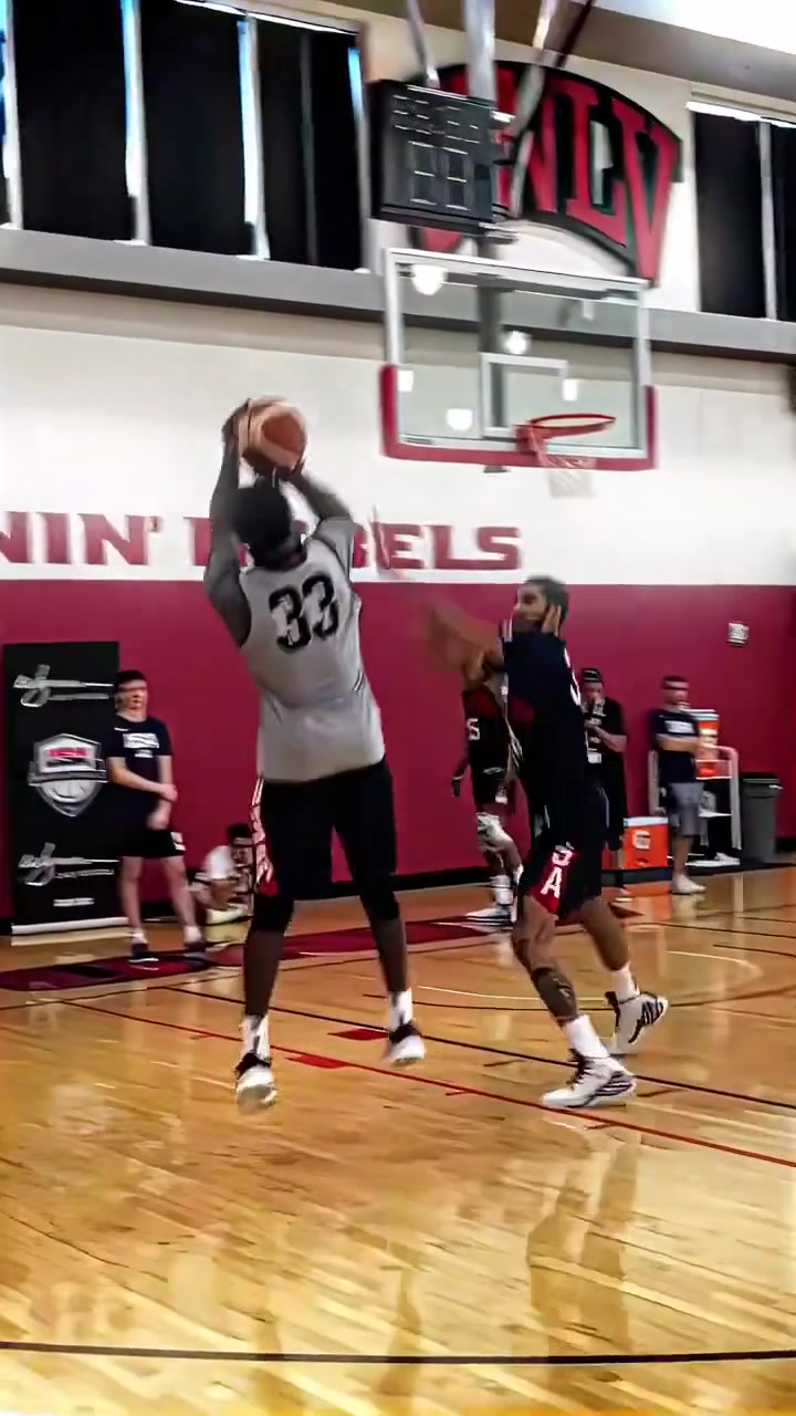 【今日视频】哥几个都太了解了！青涩的布朗在美国男篮的队内单挑