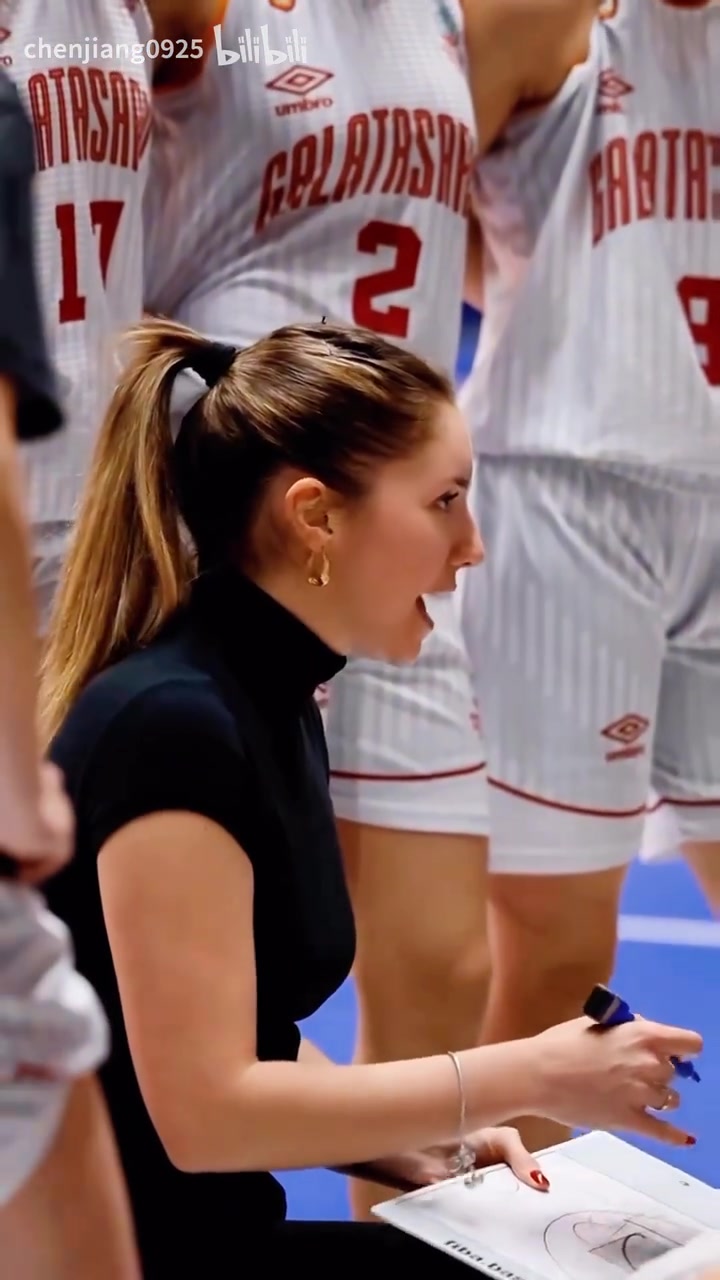 【你怎么看？】英姿飒爽！来感受土耳其女教练的冷静气质！