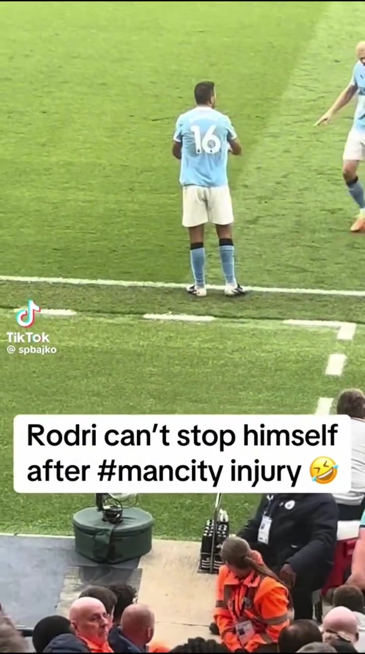  [精彩剪辑]太想帮忙了！现场直拍：罗德里受伤换下场后帮忙做教练工作！