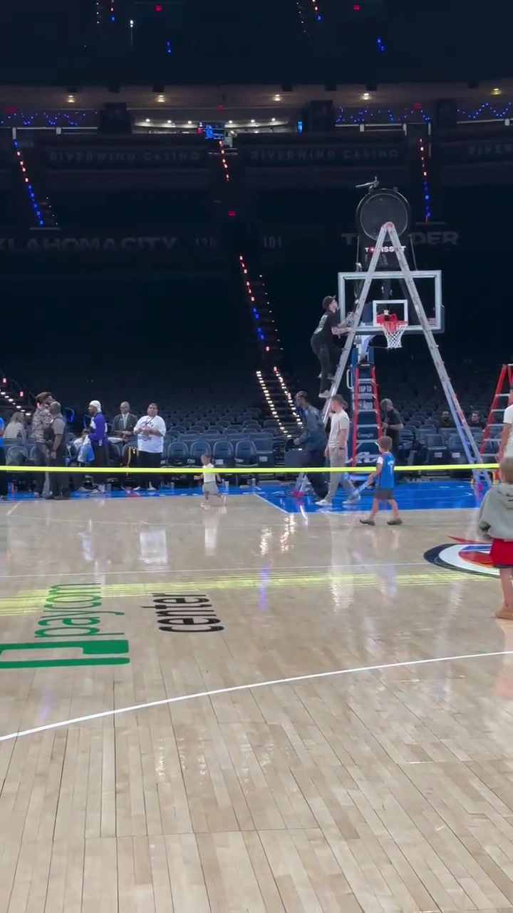 [推荐]精力旺盛！SGA赛后在球队主场带娃！