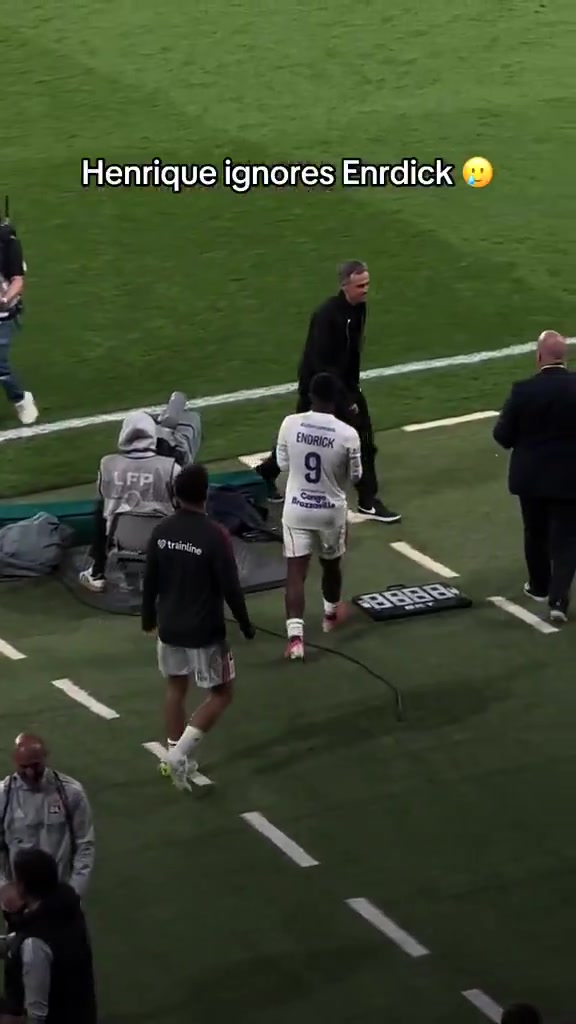 [体育头条]现场球迷：恩里克无视了恩德里克的握手